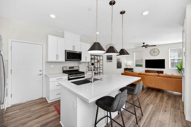 218 Box Ln, Sacramento, CA 95818