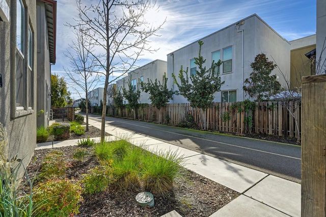 218 Box Ln, Sacramento, CA 95818