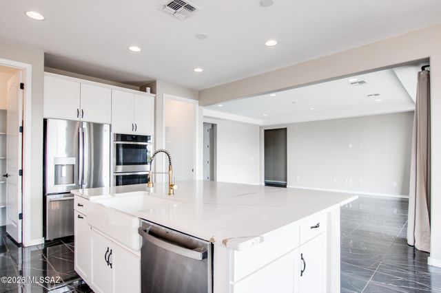 16001 N Columbus Boulevard, Tucson, AZ 85739