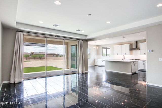 16001 N Columbus Boulevard, Tucson, AZ 85739