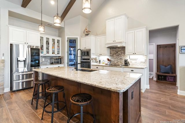 129 Crescent Ridge, Adkins, TX 78101