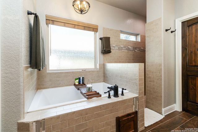 129 Crescent Ridge, Adkins, TX 78101