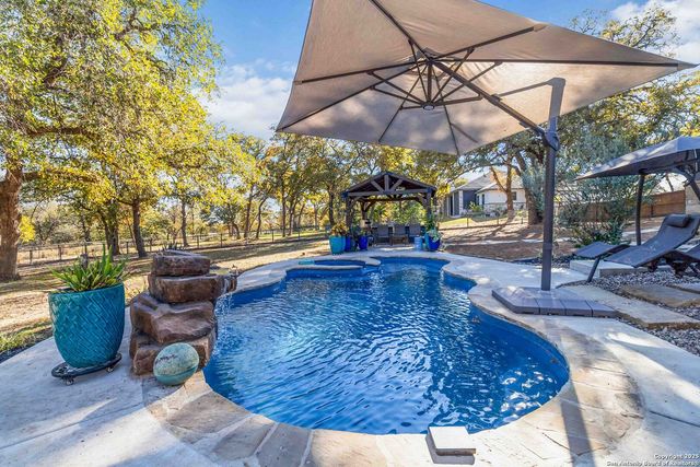 129 Crescent Ridge, Adkins, TX 78101