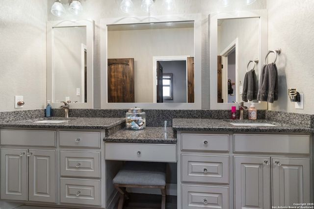 129 Crescent Ridge, Adkins, TX 78101