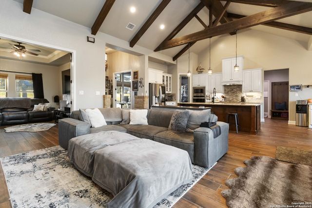 129 Crescent Ridge, Adkins, TX 78101