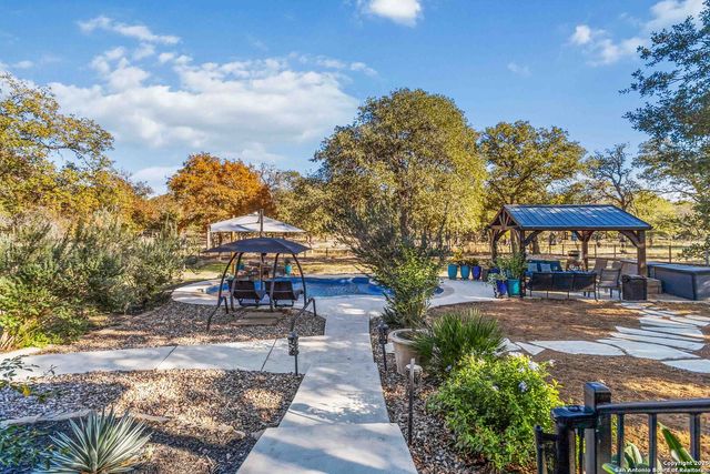 129 Crescent Ridge, Adkins, TX 78101