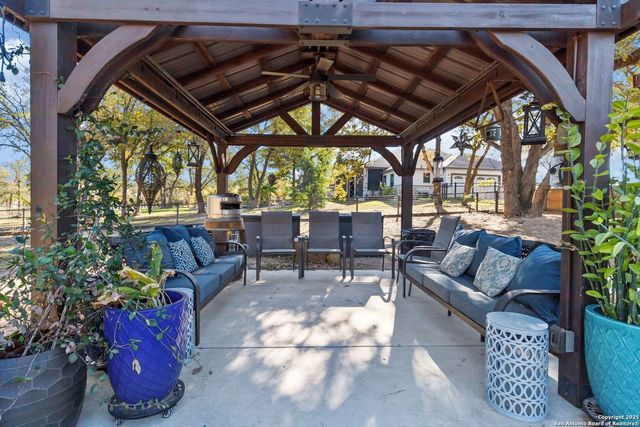 129 Crescent Ridge, Adkins, TX 78101