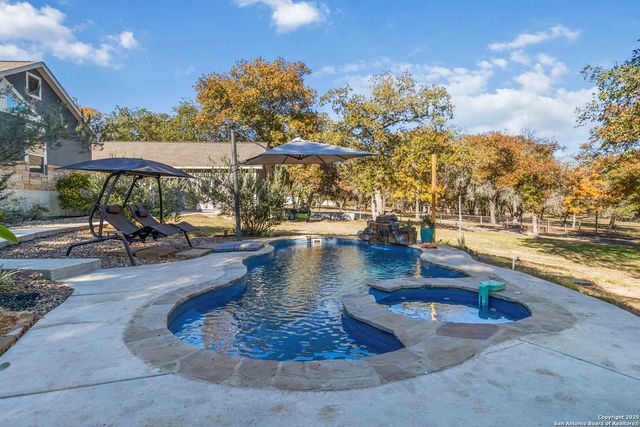 129 Crescent Ridge, Adkins, TX 78101