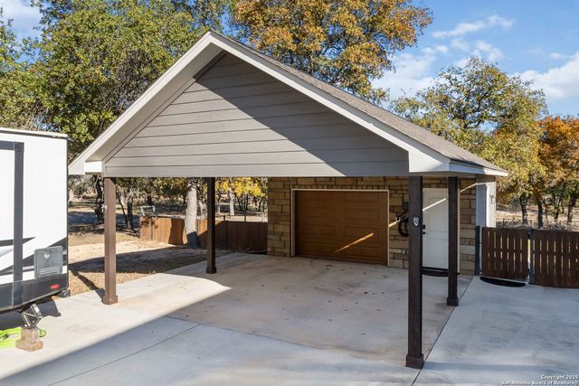 129 Crescent Ridge, Adkins, TX 78101