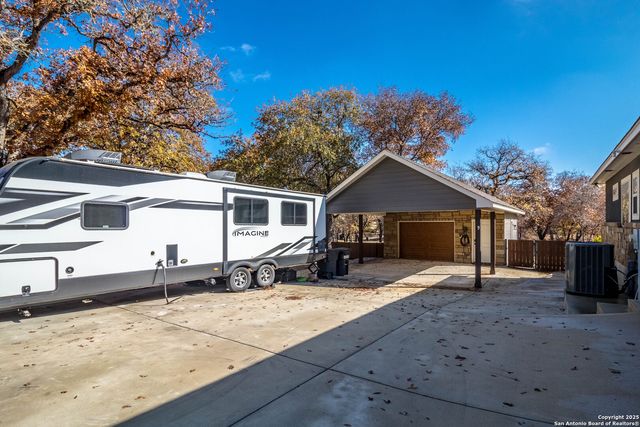 129 Crescent Ridge, Adkins, TX 78101