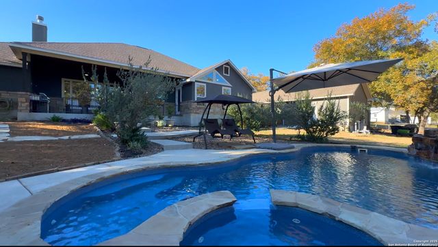 129 Crescent Ridge, Adkins, TX 78101