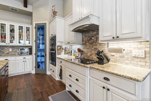 129 Crescent Ridge, Adkins, TX 78101