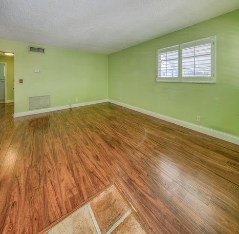 216 N FEDERAL Highway 8, Lake Worth Beach, FL 33460