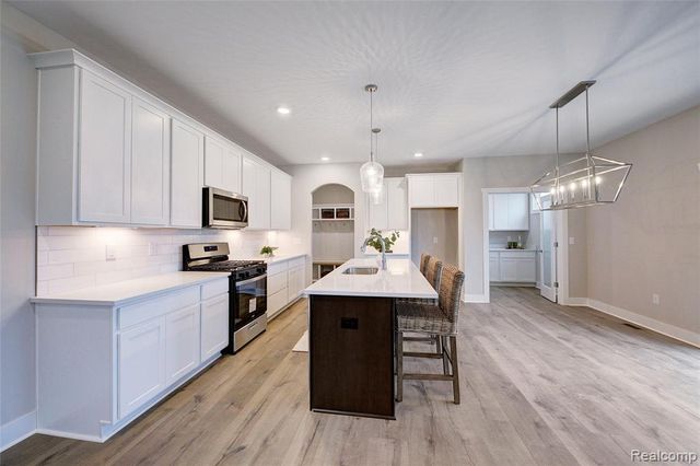 MOH 123 Gambrel Ln, Howell, MI 48843