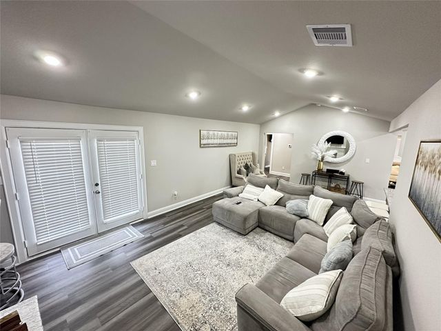 203 S 5th Street, Highlands, TX 77562