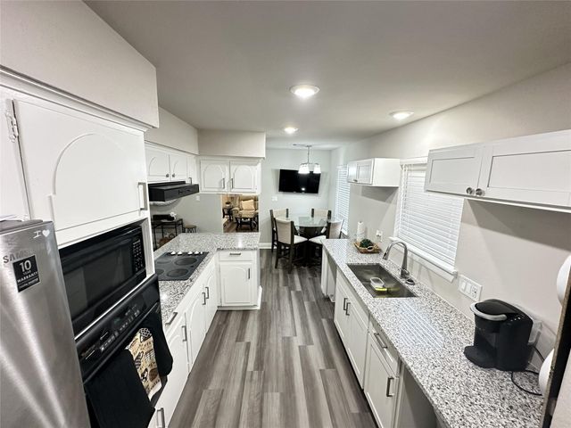 203 S 5th Street, Highlands, TX 77562