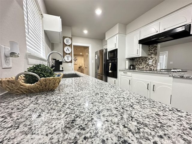 203 S 5th Street, Highlands, TX 77562