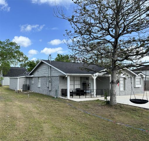 203 S 5th Street, Highlands, TX 77562