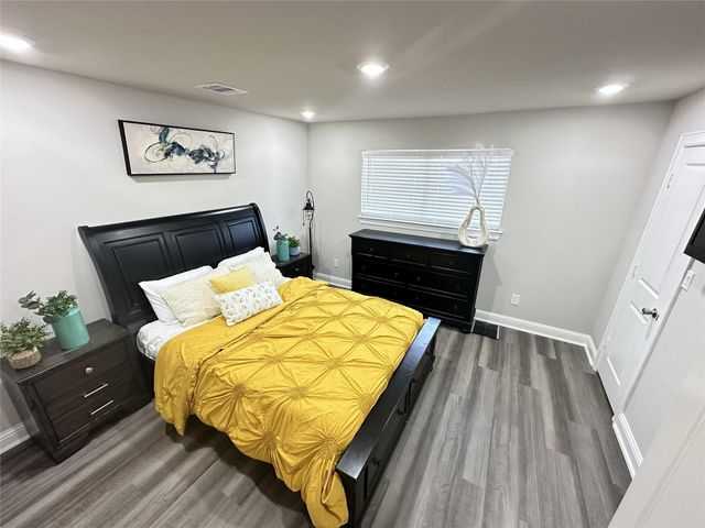 203 S 5th Street, Highlands, TX 77562