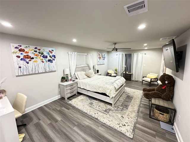 203 S 5th Street, Highlands, TX 77562
