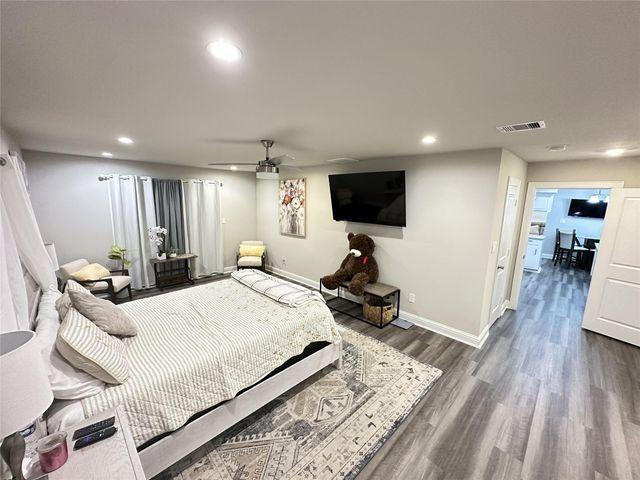 203 S 5th Street, Highlands, TX 77562