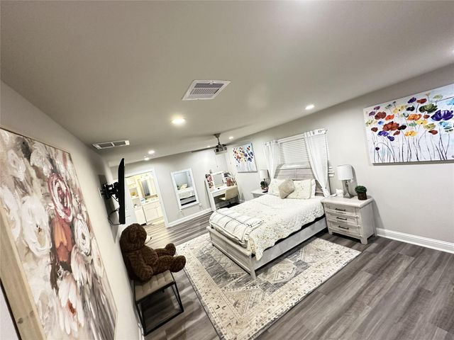 203 S 5th Street, Highlands, TX 77562