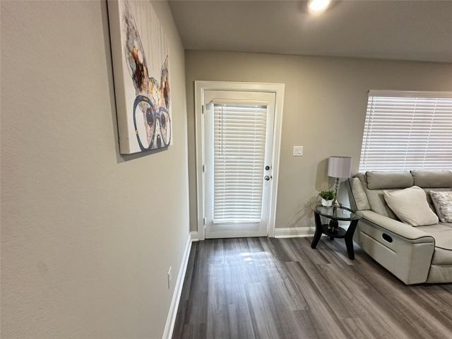 203 S 5th Street, Highlands, TX 77562