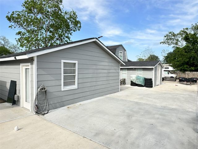203 S 5th Street, Highlands, TX 77562