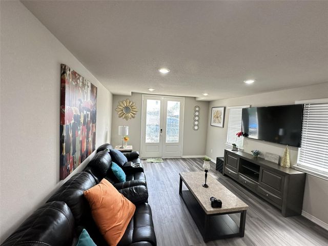 203 S 5th Street, Highlands, TX 77562