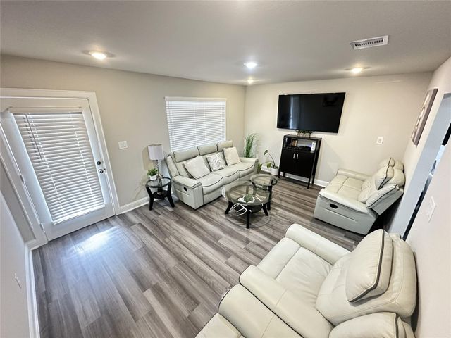 203 S 5th Street, Highlands, TX 77562