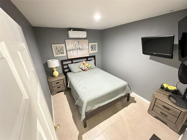 203 S 5th Street, Highlands, TX 77562