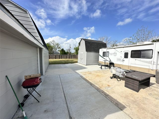 203 S 5th Street, Highlands, TX 77562