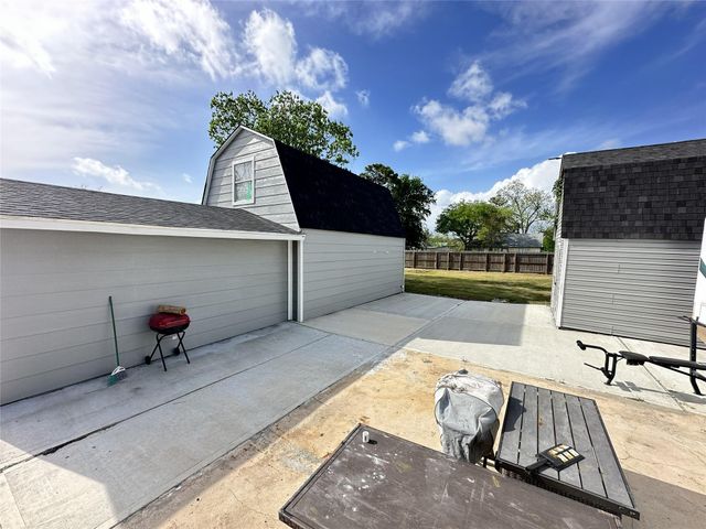 203 S 5th Street, Highlands, TX 77562