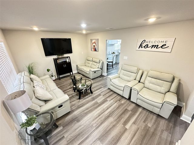 203 S 5th Street, Highlands, TX 77562