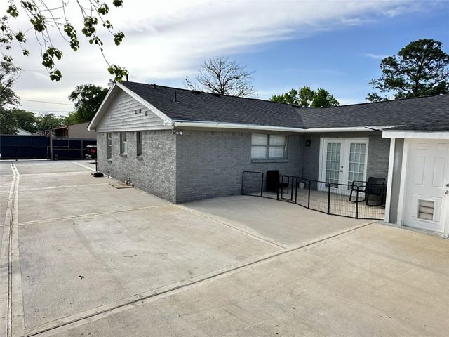 203 S 5th Street, Highlands, TX 77562