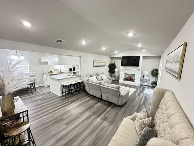 203 S 5th Street, Highlands, TX 77562