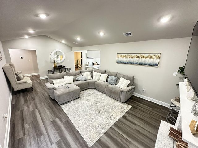 203 S 5th Street, Highlands, TX 77562