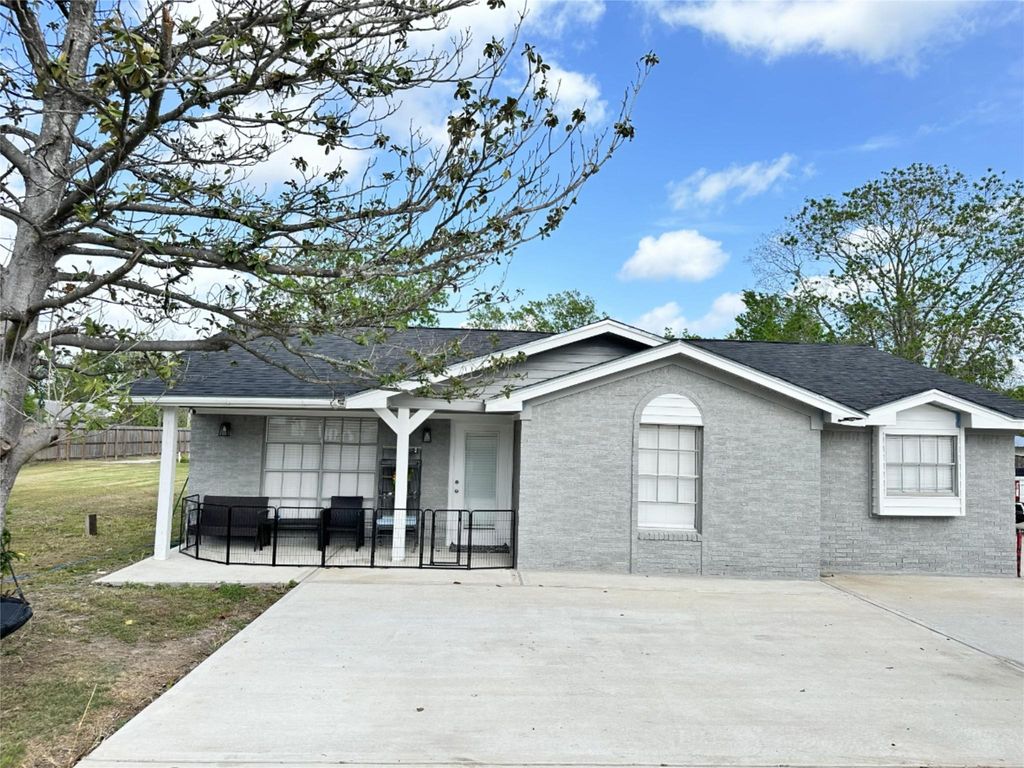 203 S 5th Street, Highlands, TX 77562