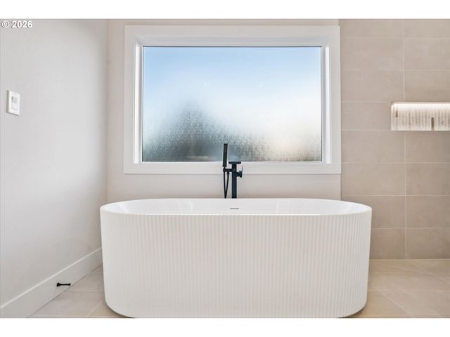 123 WILD DUCK Run, Silverton, OR 97381