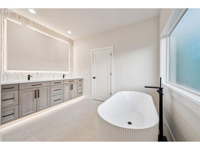 123 WILD DUCK Run, Silverton, OR 97381