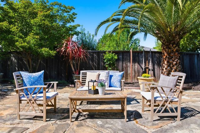 28 Glenwood Dr, Napa, CA 94559