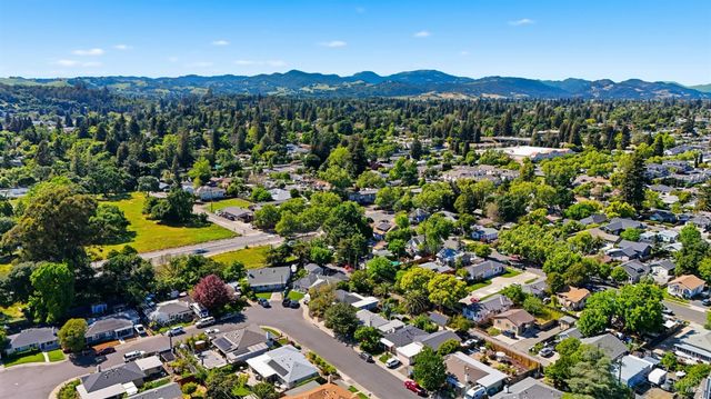 28 Glenwood Dr, Napa, CA 94559