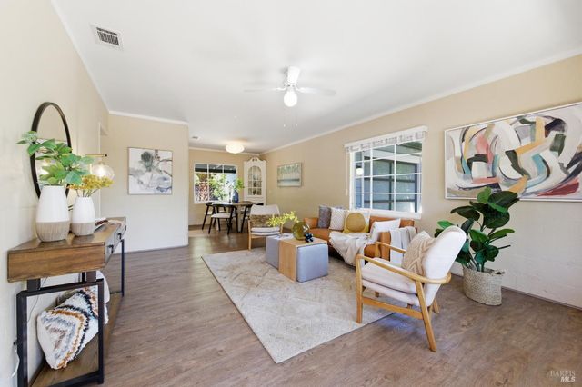 28 Glenwood Dr, Napa, CA 94559