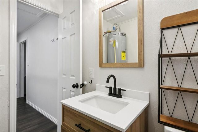 1300 S Kansas Avenue, Anahuac, TX 77514