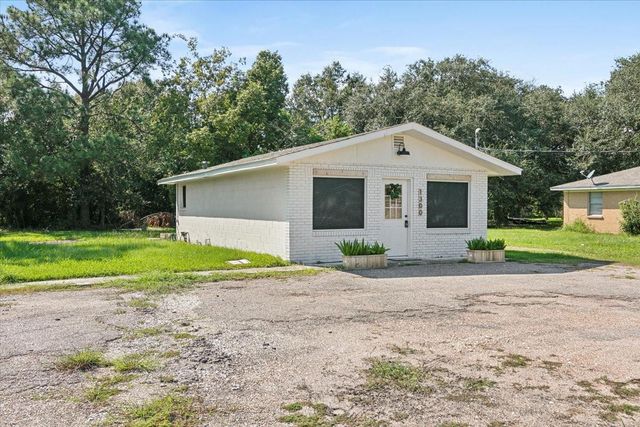 1300 S Kansas Avenue, Anahuac, TX 77514