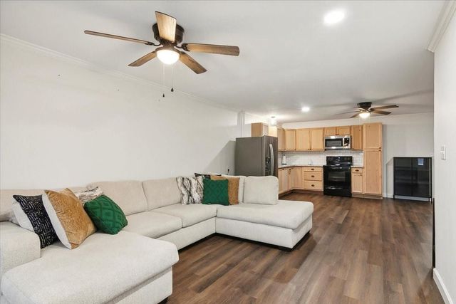 1300 S Kansas Avenue, Anahuac, TX 77514