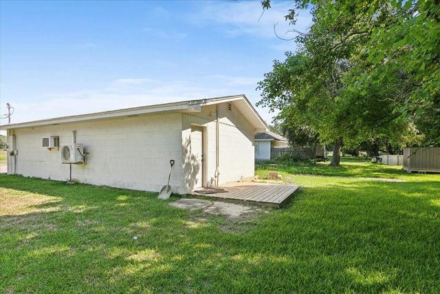 1300 S Kansas Avenue, Anahuac, TX 77514