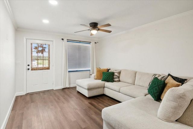 1300 S Kansas Avenue, Anahuac, TX 77514