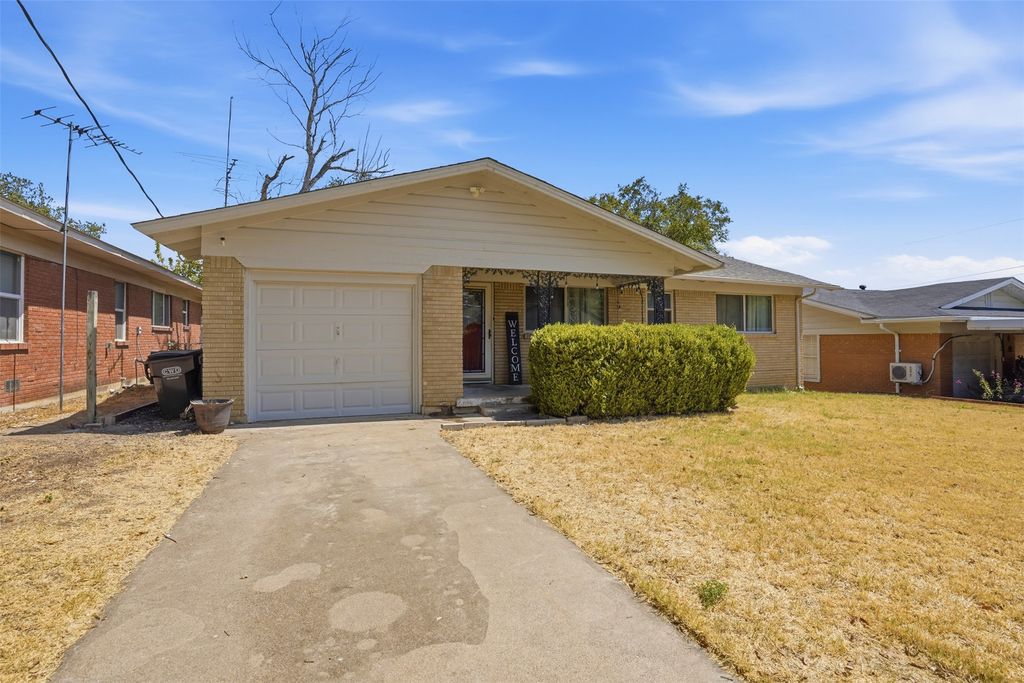 4304 Hodgkins Road, Lake Worth, TX 76135 — photo 2