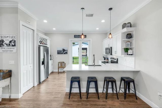 1960 Moulder DR, Naples, FL 34120